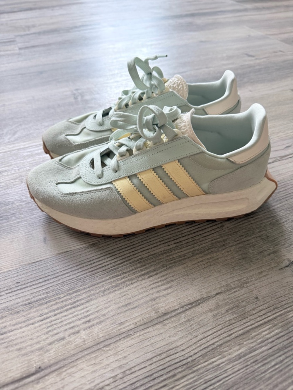 Adidas Women's Retropy size 9.5 - Linen Green / Almost Yellow - Picture 4 of 6